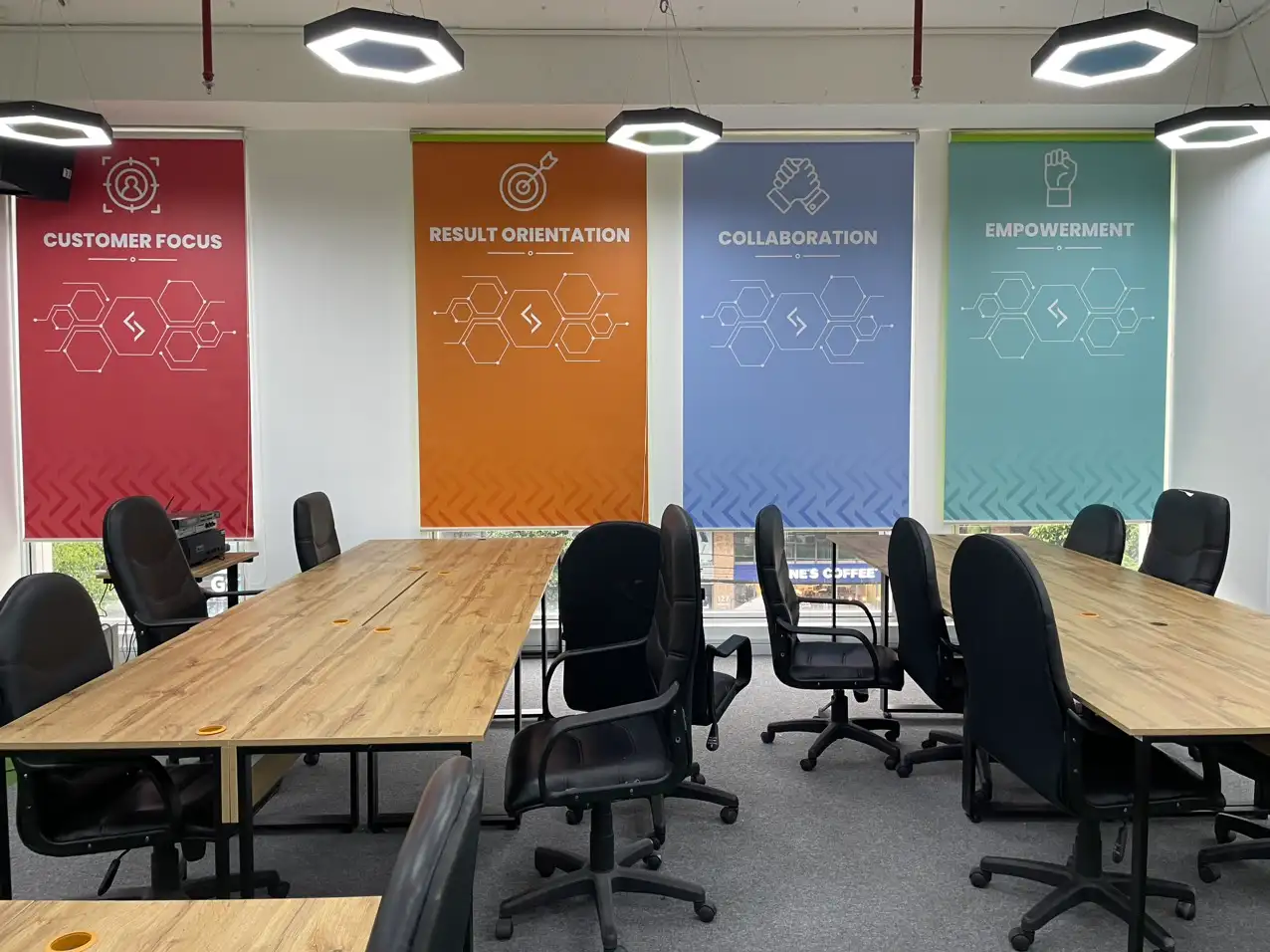 public/projects/Rèm cuốn logo in tranh cho công ty Phú Nhuận - 1.webp